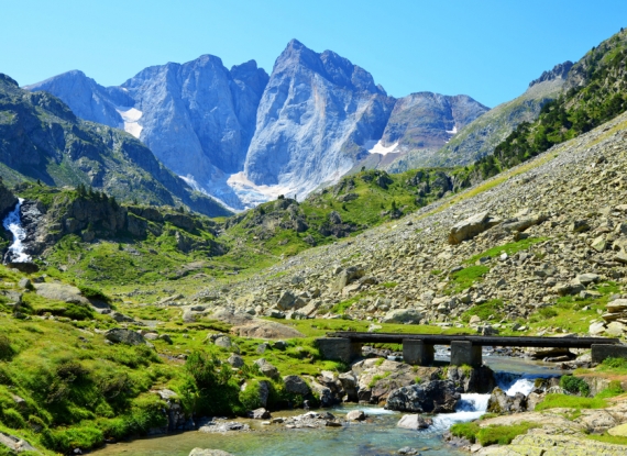 O Parque Nacional dos Pirinéus, ideal para caminhadas e desportos radicais, separa Espanha da França, e no meio surge ainda um 3º Estado, Andorra. 