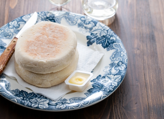 Famoso Bolo do Caco, servido com manteiga, uma das especialidades das Ilhas da Madeira e Porto Santo