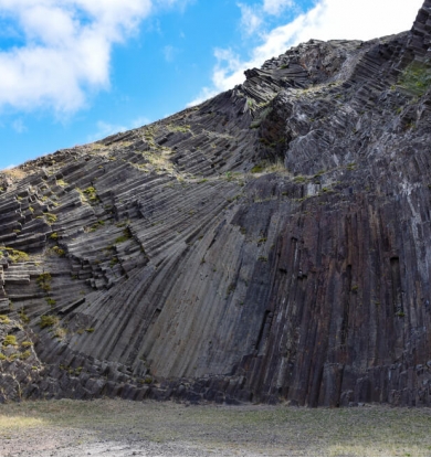 Colunas de basalto na base do Pico de Ana Ferreira, Porto Santo, um dos pontos turísticos a visitar, de elevado interesse geológico