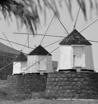 Antigos moinhos de vento recordam uma época passada na ilha, de produção cerealífera