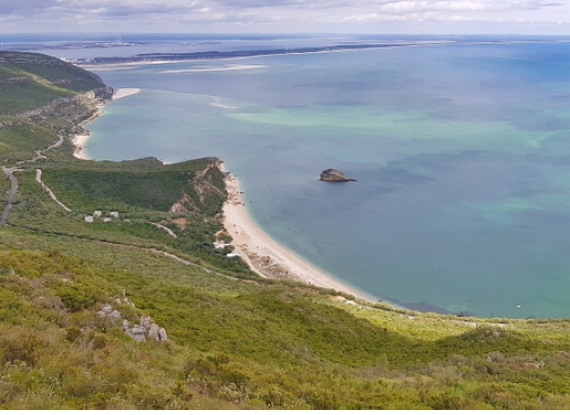 Paisagem da Serra da Arrábida que nos oferece zonas verdes combinadas com praia e águas azuis.