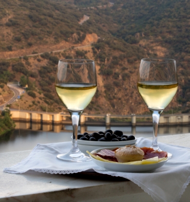 Desfrutar uns petiscos e vinho com paisagem do Douro como pano de fundo.
